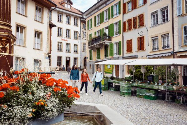 Eine Gruppe auf dem Markt in der Altstadt von Biel