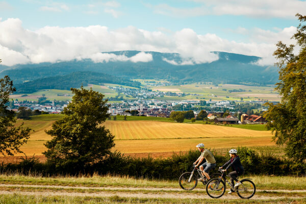 Ein Paar beim Mountainbiken ausserhalb von Delémont