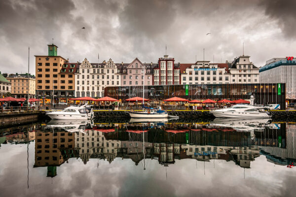 Bergen, nel canale di Vàgen si affacciano tra le più belle e storiche case della cittadina. Di fronte al porto turistico dal 2012 è stato inaugurato il Torghallen, un modernissimo edificio che ospita al primo piano l’ufficio turistico e a pian terreno una parte del mercato del pesce con pescherie e ristoranti.