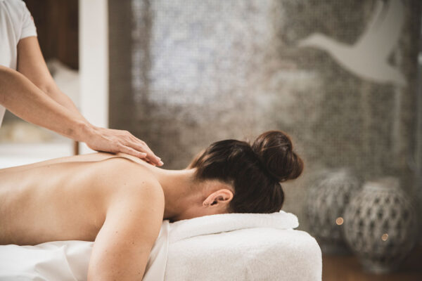 3_AT_12-21_Spa-Massage_(c) Resort_Das_Achental_bearbeitet_2_2600PX