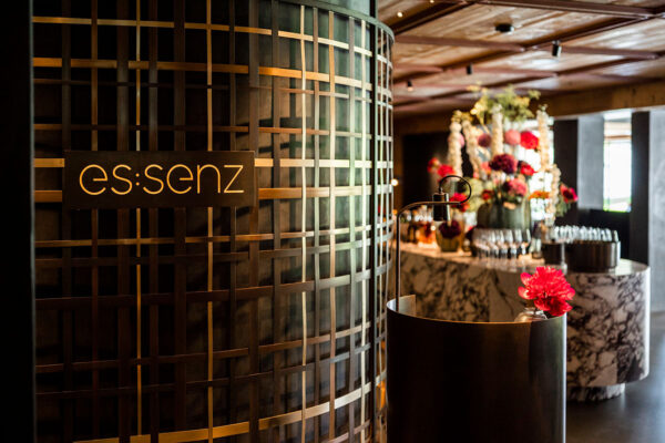 Gourmetrestaurant-essenz-fine-dining-im-Chiemgau-im-Resort-Das-Achental-Chiemgau-Pur-geniessen-Kulinarische-Reise