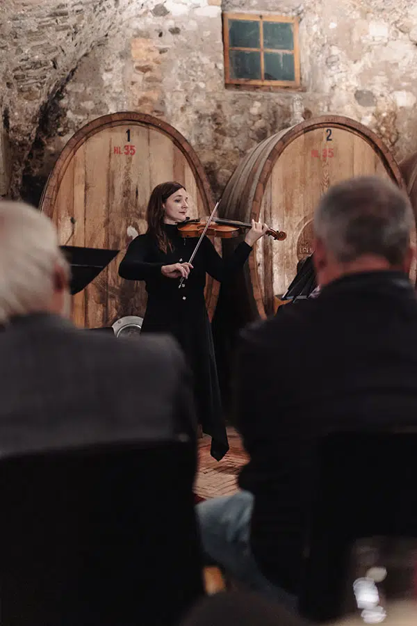 Konzert der WeinKlänge zwischen Holzfässern in einem historischen Weinkeller