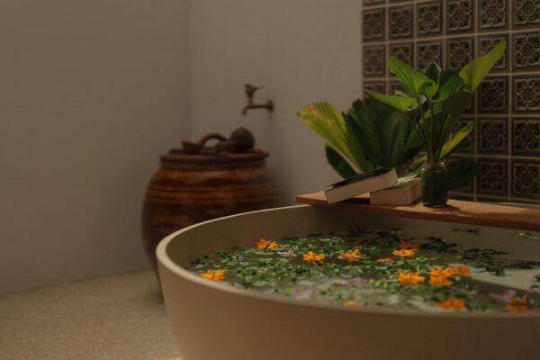 Runde Badewanne mit Blüten auf dem Wasser