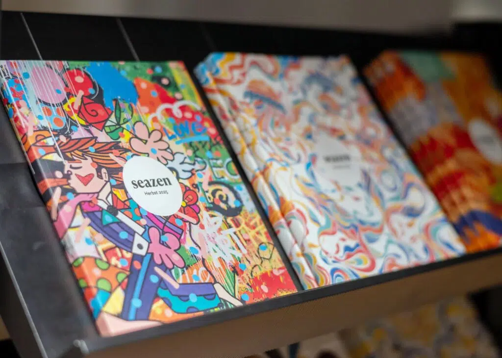 Mehrere Seazen-Bookazines mit farbigen Künstlercovern auf einem Tisch